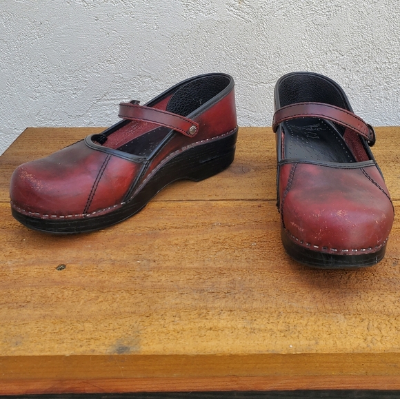 Dansko Size 38 red maroon strap clog buckle good used condition - Picture 2 of 8